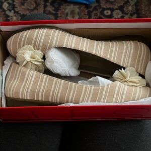 Aerosoles Beige Striped Women's Flats size 9 and 1/2 M